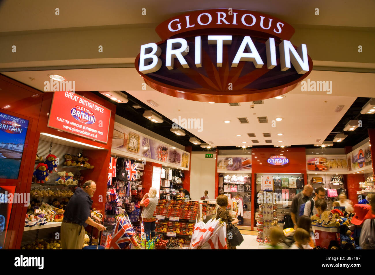 "Glorioso Gran Bretaña' tienda de souvenir en la sala de salidas de la Terminal 3 del aeropuerto de Heathrow de Londres. Foto de stock