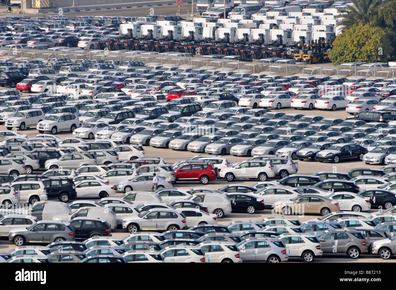 Vista aérea de las filas de almacenamiento de puertos comerciales del muelle de los nuevos coches importados y camiones en espera de distribución Abu Dhab Emiratos Árabes Unidos Emiratos Árabes Unidos Asia Foto de stock