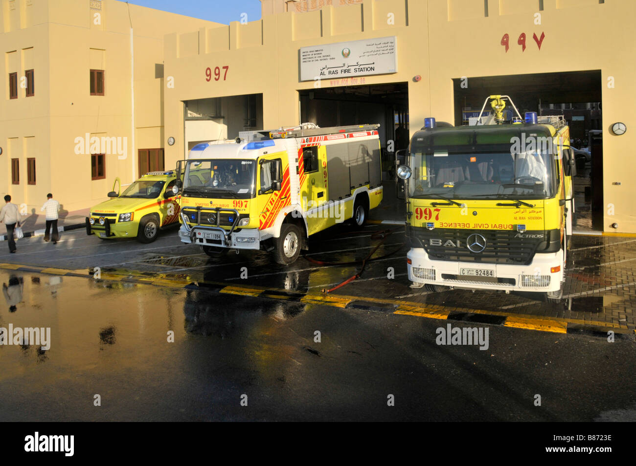 Estación de bomberos al Ras de Dubai y Defensa Civil Vehículos de camiones  de bomberos fuera de la construcción de la estación de bomberos Emiratos  Árabes Unidos EAU Oriente Medio Fotografía de