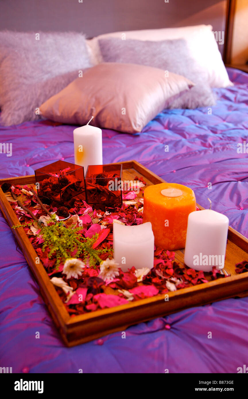 Una bandeja de flores y velas en la cama cerrar Fotografía de stock - Alamy