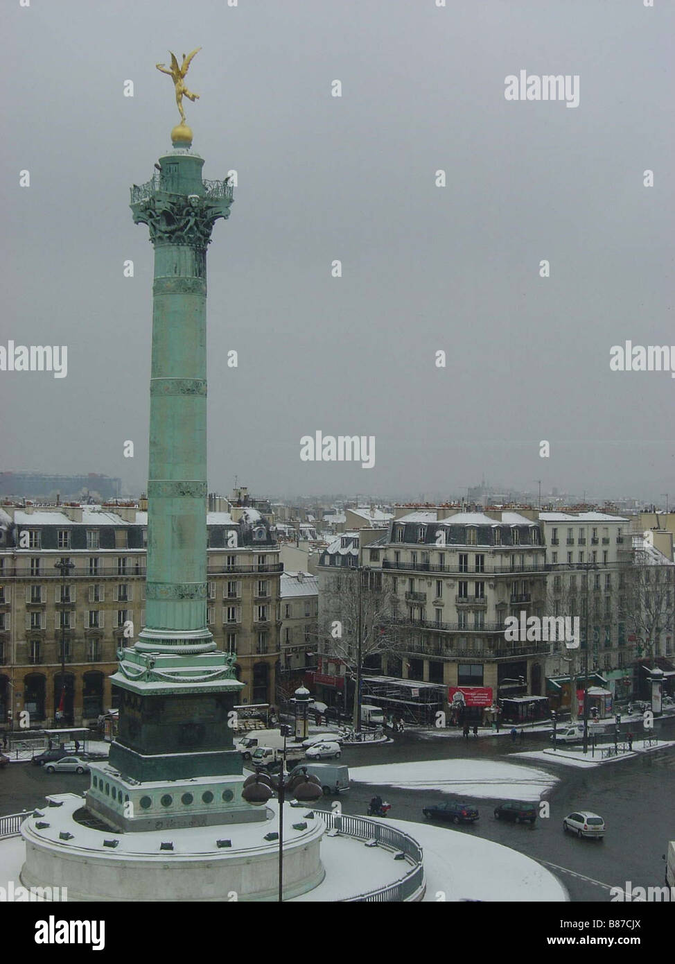 Plaza de la Bastilla bajo la nieve en París Foto de stock