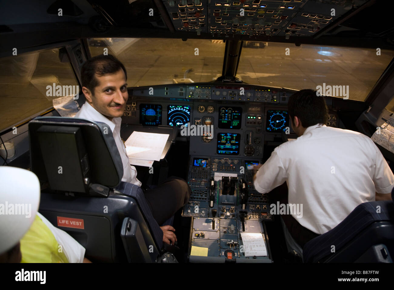 Los pilotos dentro de la cabina de un Airbus A321 durante el pre vuelo comprueba, en el tarmac del aeropuerto de Bahrein. Foto de stock