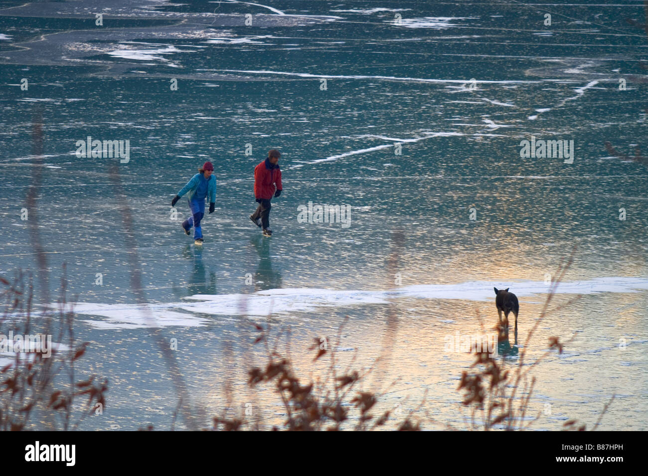 Los patinadores sobre hielo Kenai Lago Moose Pass Alaska Foto de stock