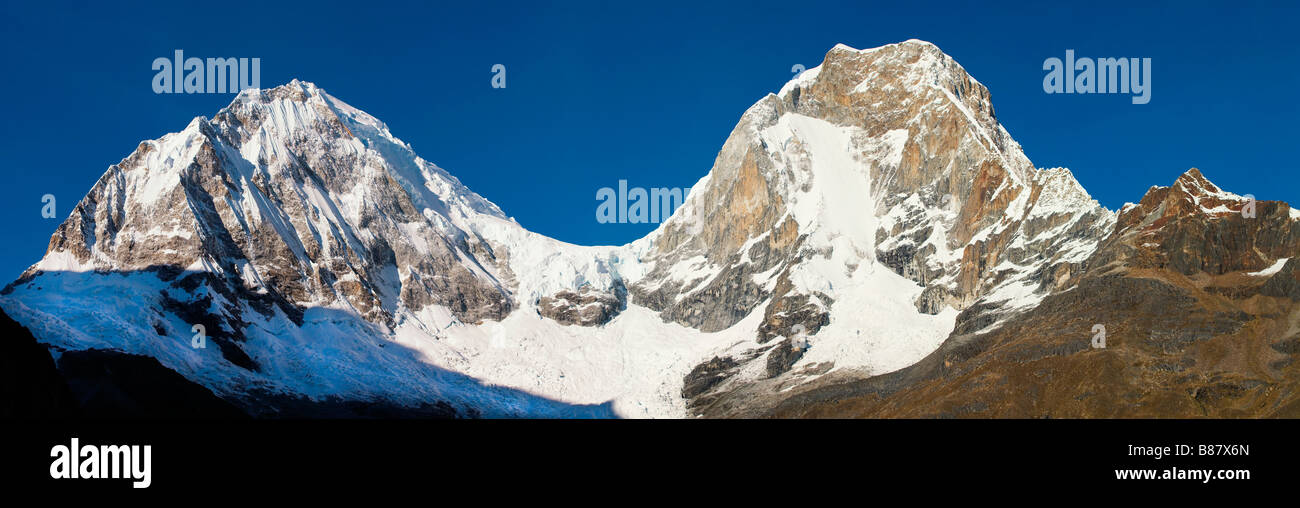 Panorama de la montaña Anqosh / Cara Norte del Huascarán (izquierda) a NE Cara del Huascarán Norte (derecha). La Cordillera Blanca. Los Andes peruanos. Perú Foto de stock