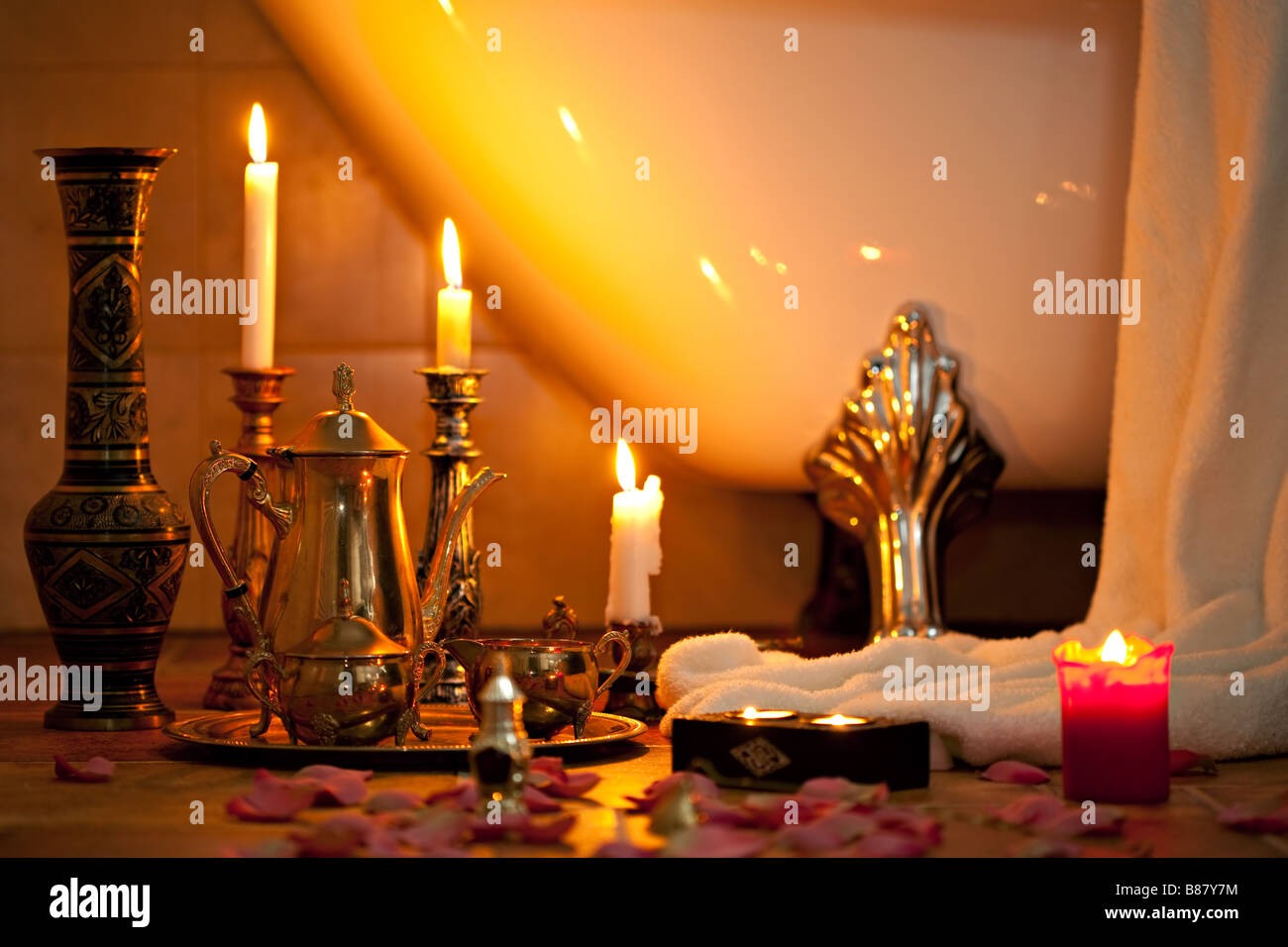 Bodegón con velas en el cuarto de baño de estilo retro Foto de stock