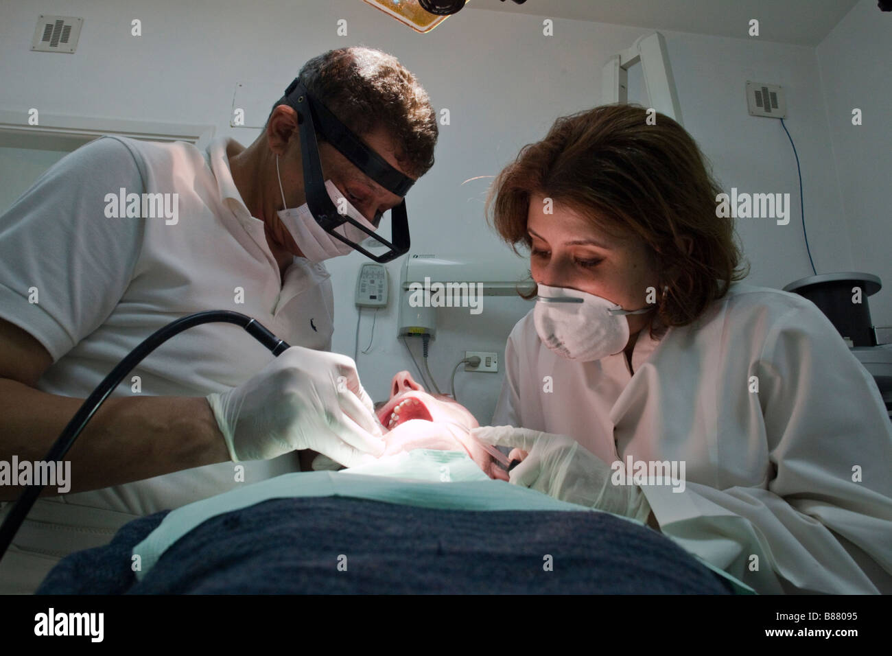 Dentista perforar los dientes del paciente con el asistente, El Cairo, Egipto Foto de stock