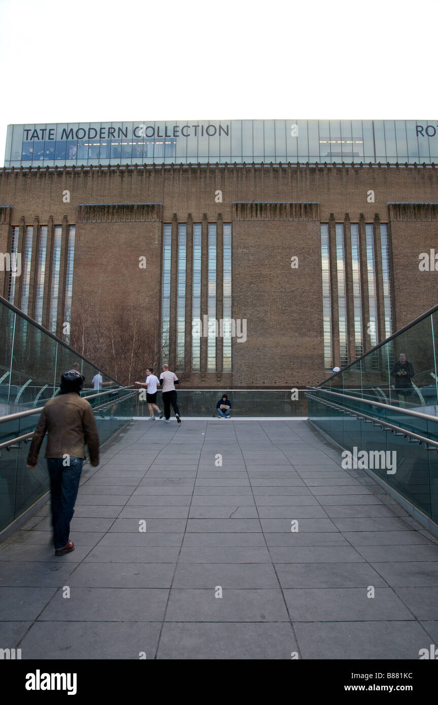 La vista de la galería de arte Tate Modern desde el Puente del Milenio de Londres durante la exposición de Mark Rothko Foto de stock