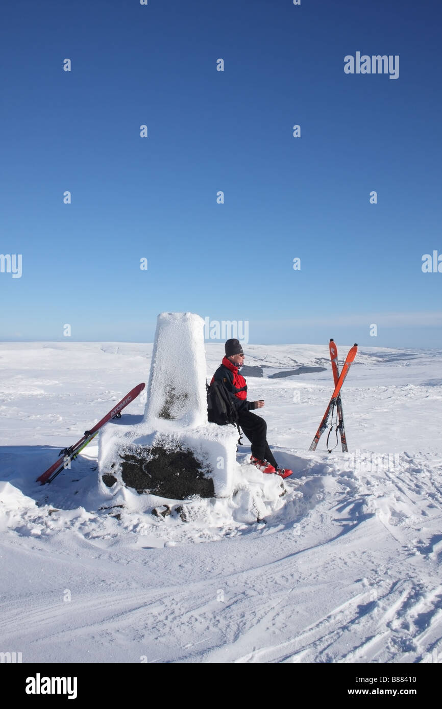 Esquiador tomando un descanso en la Cumbre del asiento Burnhope Weardale Teesdale Los Peninos fronteriza County Durham Foto de stock