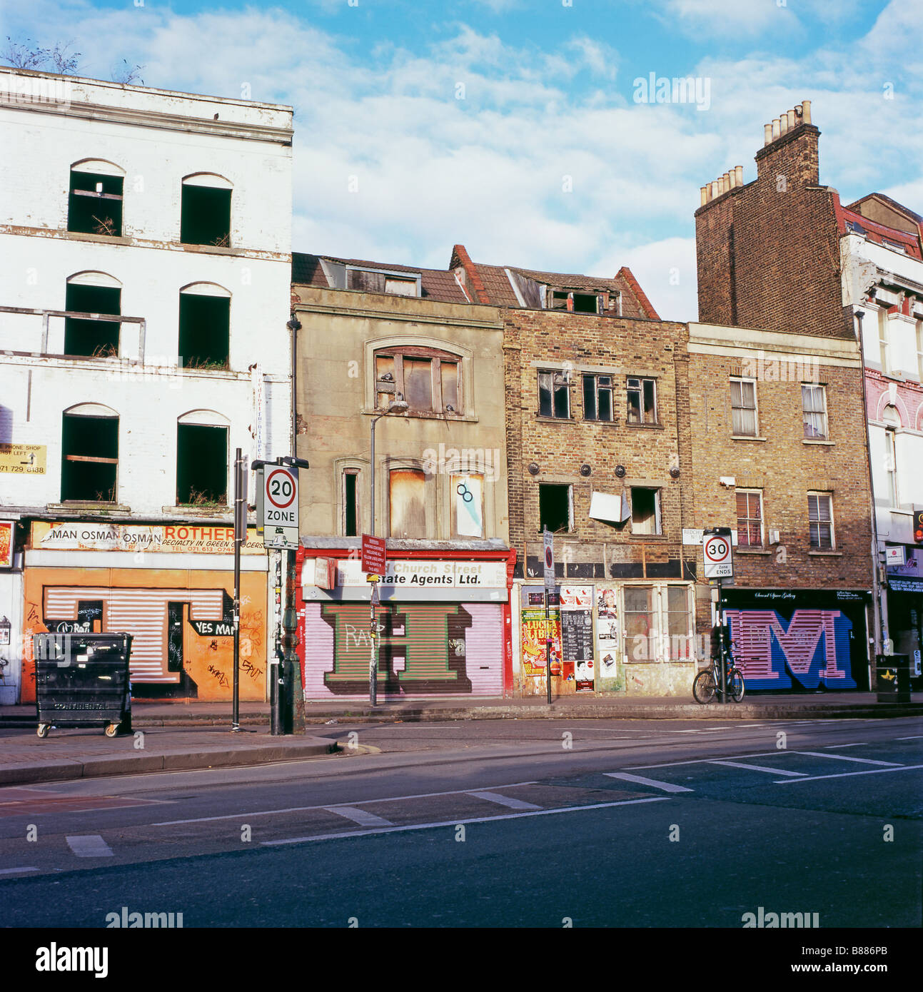 Una fila de tiendas abandonadas en el cruce de la calle Redchurch y calle comercial cerca de Brick Lane, East London UK KATHY DEWITT Foto de stock