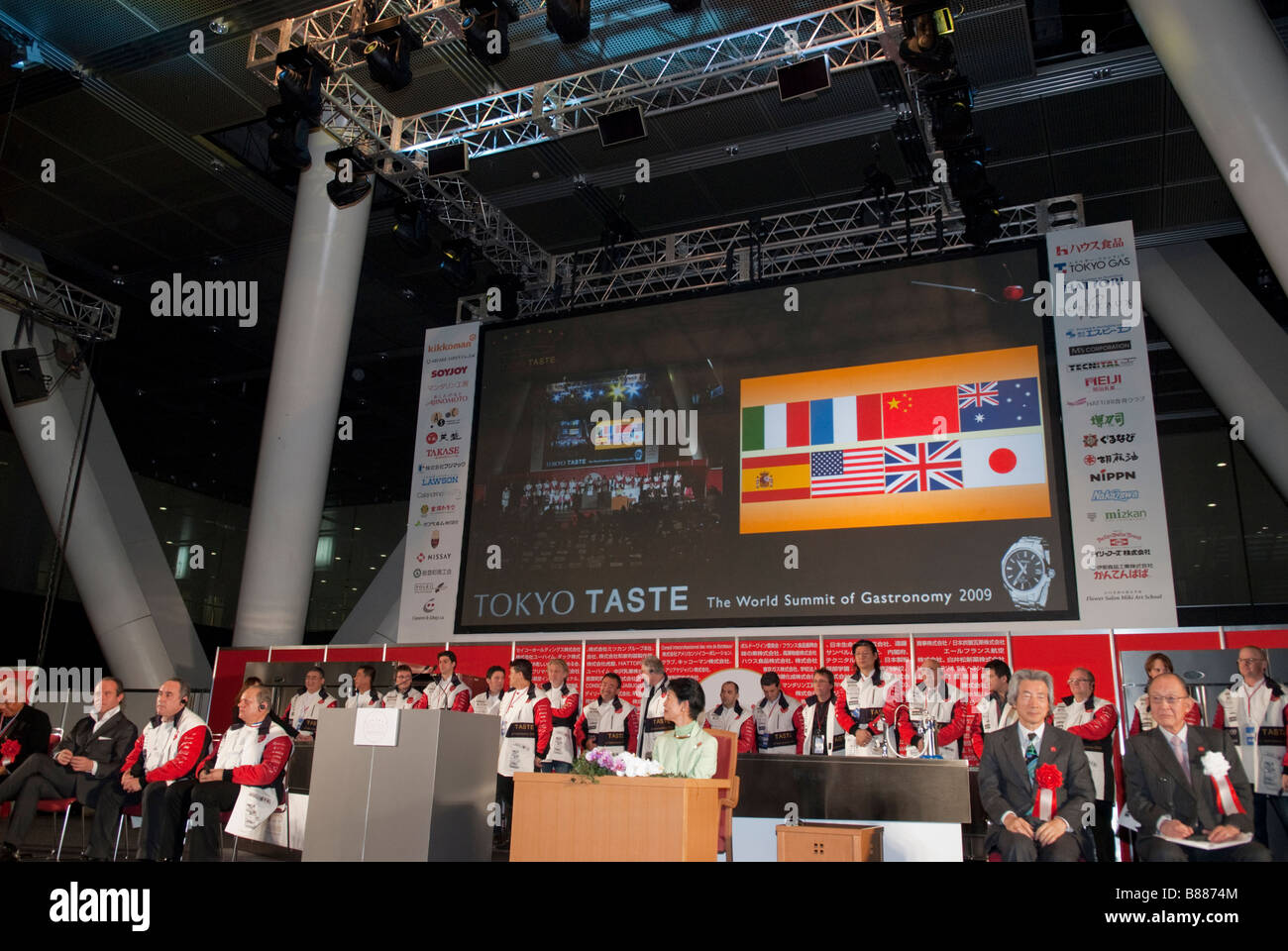 Muchos de los mejores chefs del mundo están reunidos en el escenario de la ceremonia de apertura de Tokyo Taste: La Cumbre Mundial de la gastronomía. Foto de stock