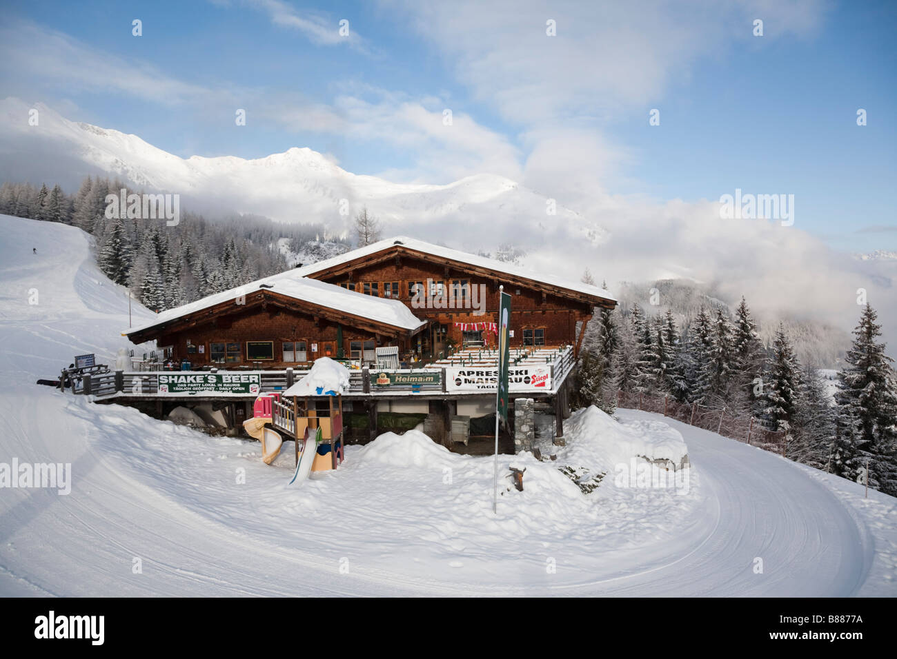Chalet de madera Heimalm restaurante al lado de la pista de esquí en los Alpes austríacos en la nieve del invierno. Rauris Austria Europa Foto de stock