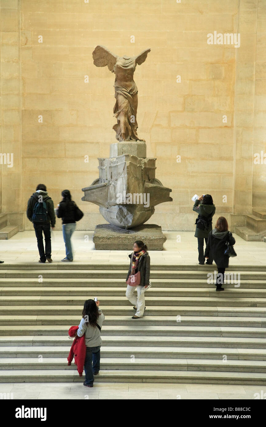 El museo del Louvre de París la Alada de Samotracia Fotografía de stock -