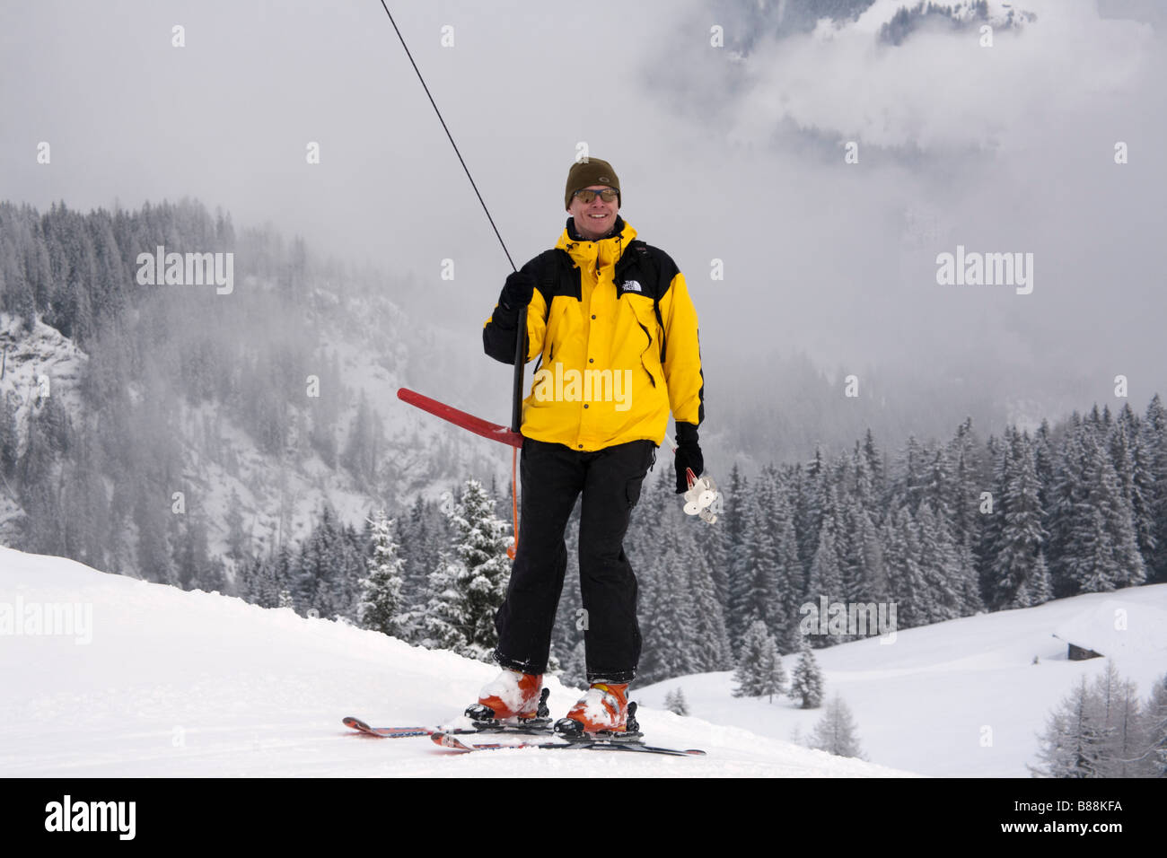 Rauris Austria Europa esquiador en un T-bar Ski Tow en alta montaña en resort en Alpes austríacos en invierno Rauriser Hochalmbahnen Foto de stock