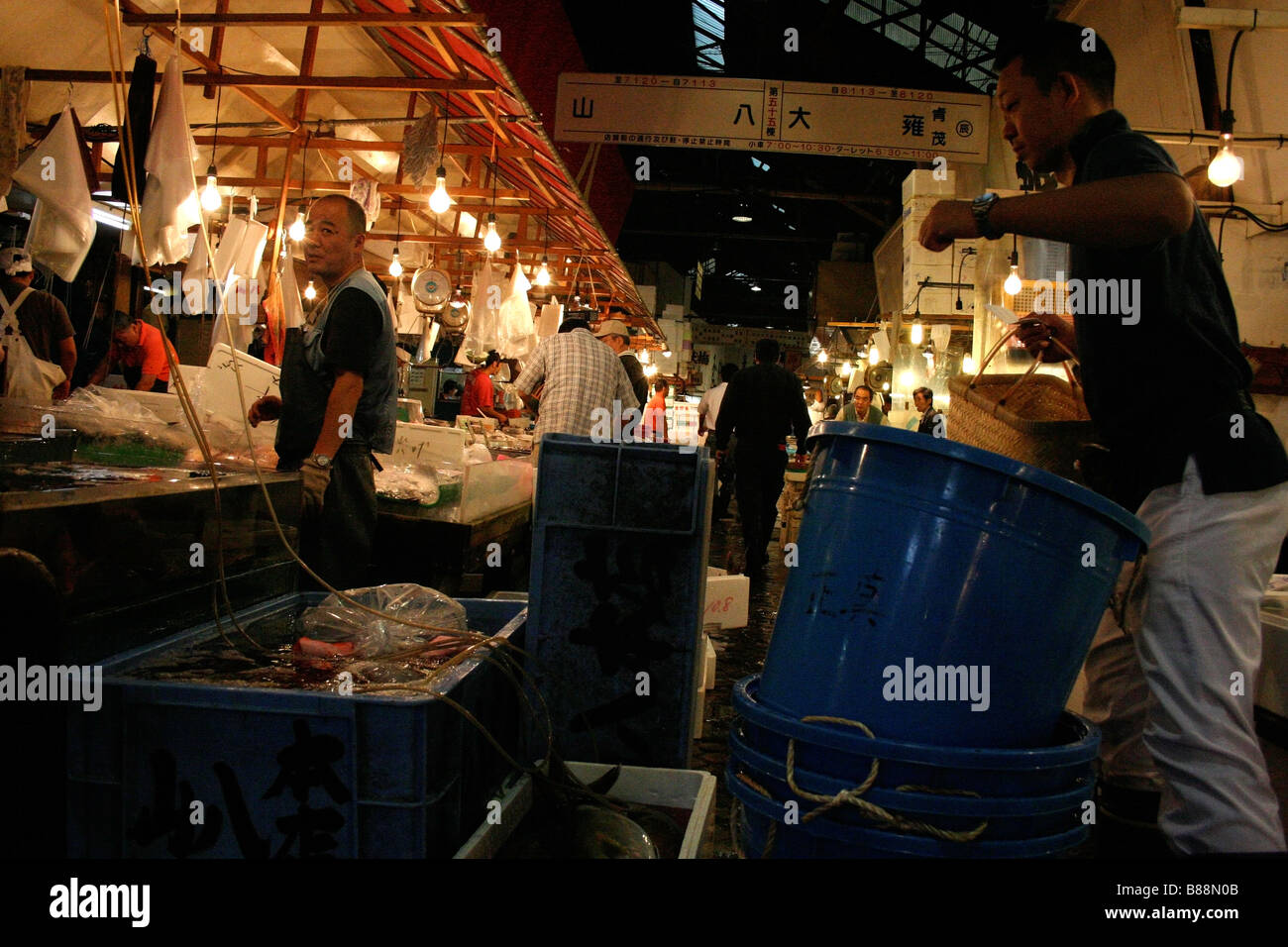 Dos de los hombres en el trabajo, el mercado de pescado de Tsukiji, Tokyo Foto de stock