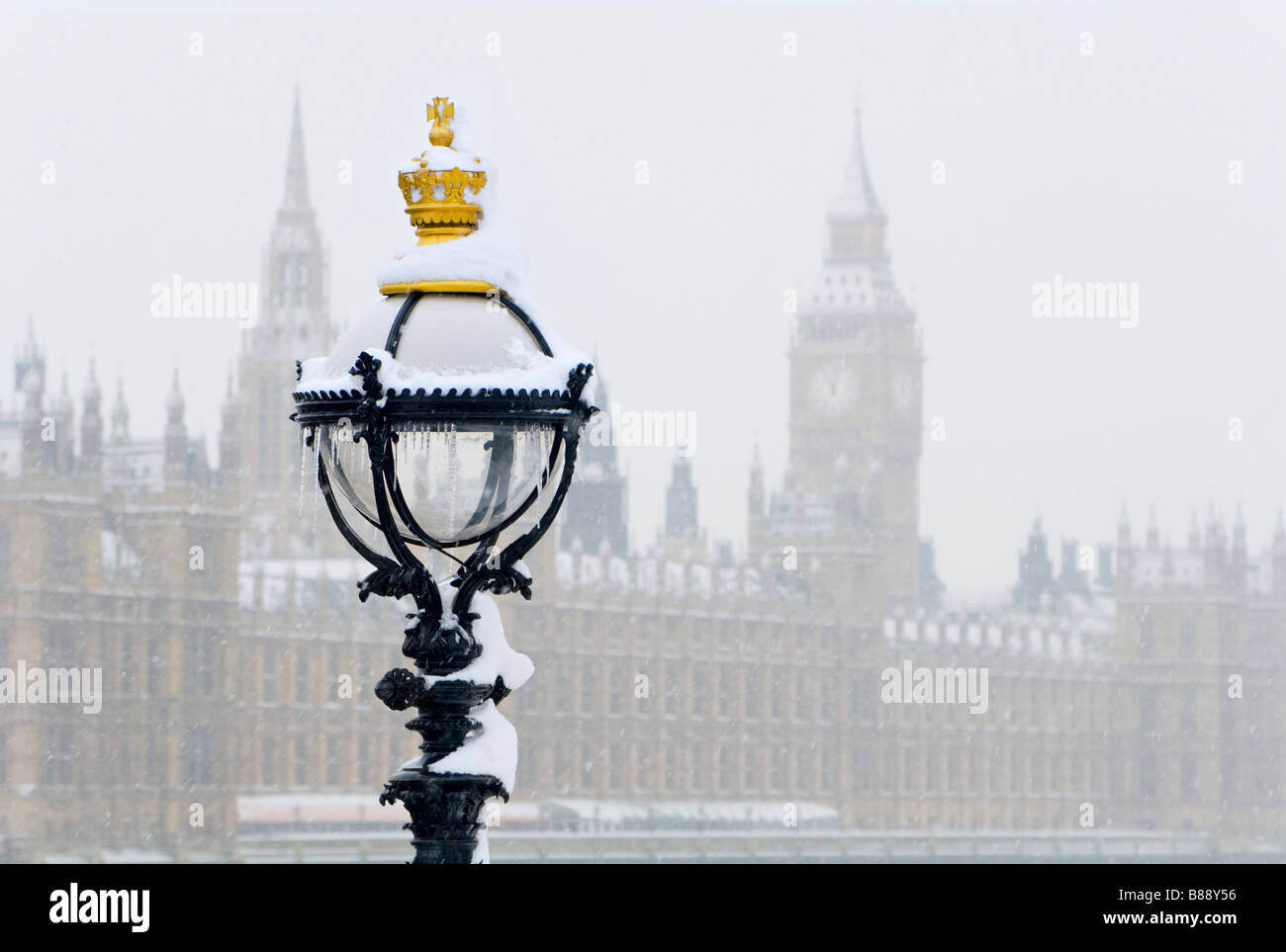 El Parlamento en la tormenta de nieve Foto de stock