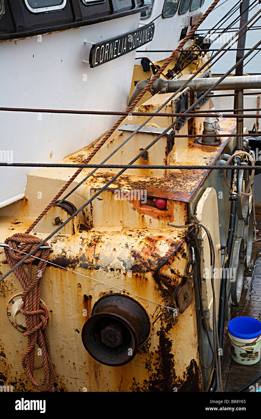 Efecto del agua salada en metal pintado, causando la oxidación de la caja del motor de barco de pesca de los Países Bajos Foto de stock