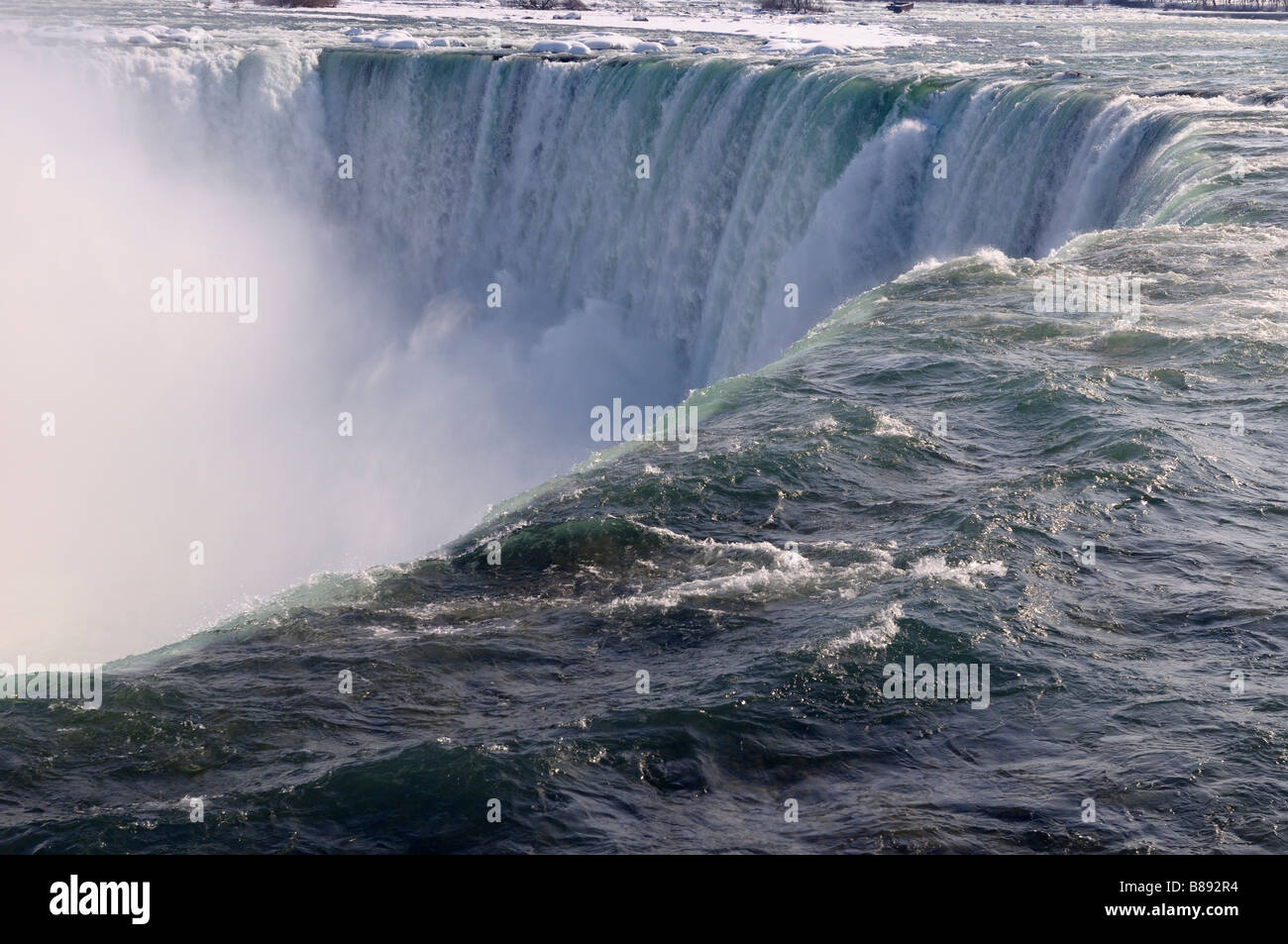 Vista de cerca del Canadian Horseshoe Falls en Niagara Falls, Ontario Canadá desde el Table Rock área de observación con la niebla aumenta en frío invierno Foto de stock