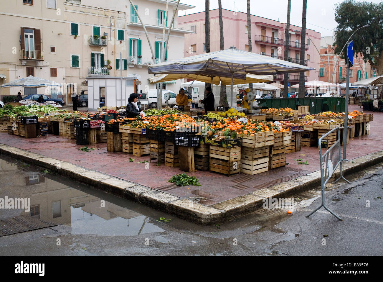 Un puesto en el mercado en Monopoli, en el sur de Italia. Foto de stock