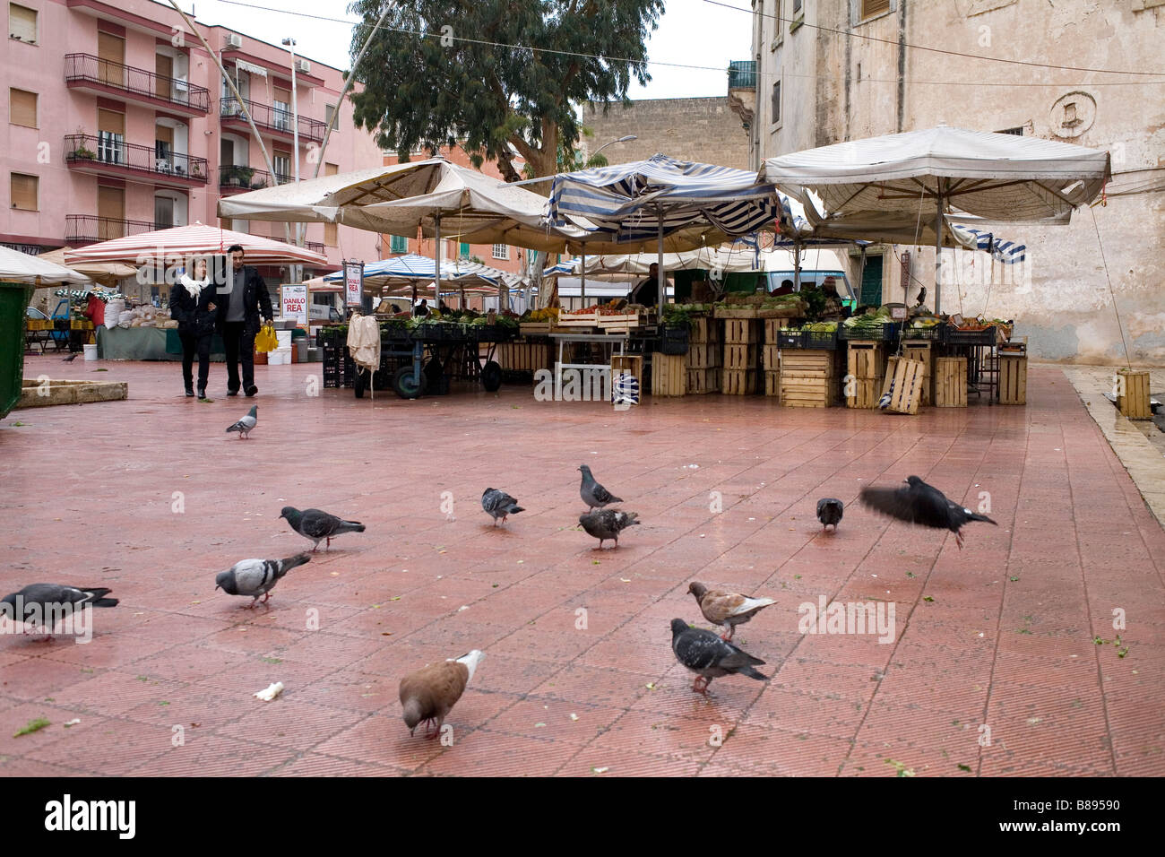 Un puesto en el mercado en Monopoli, en el sur de Italia. Foto de stock