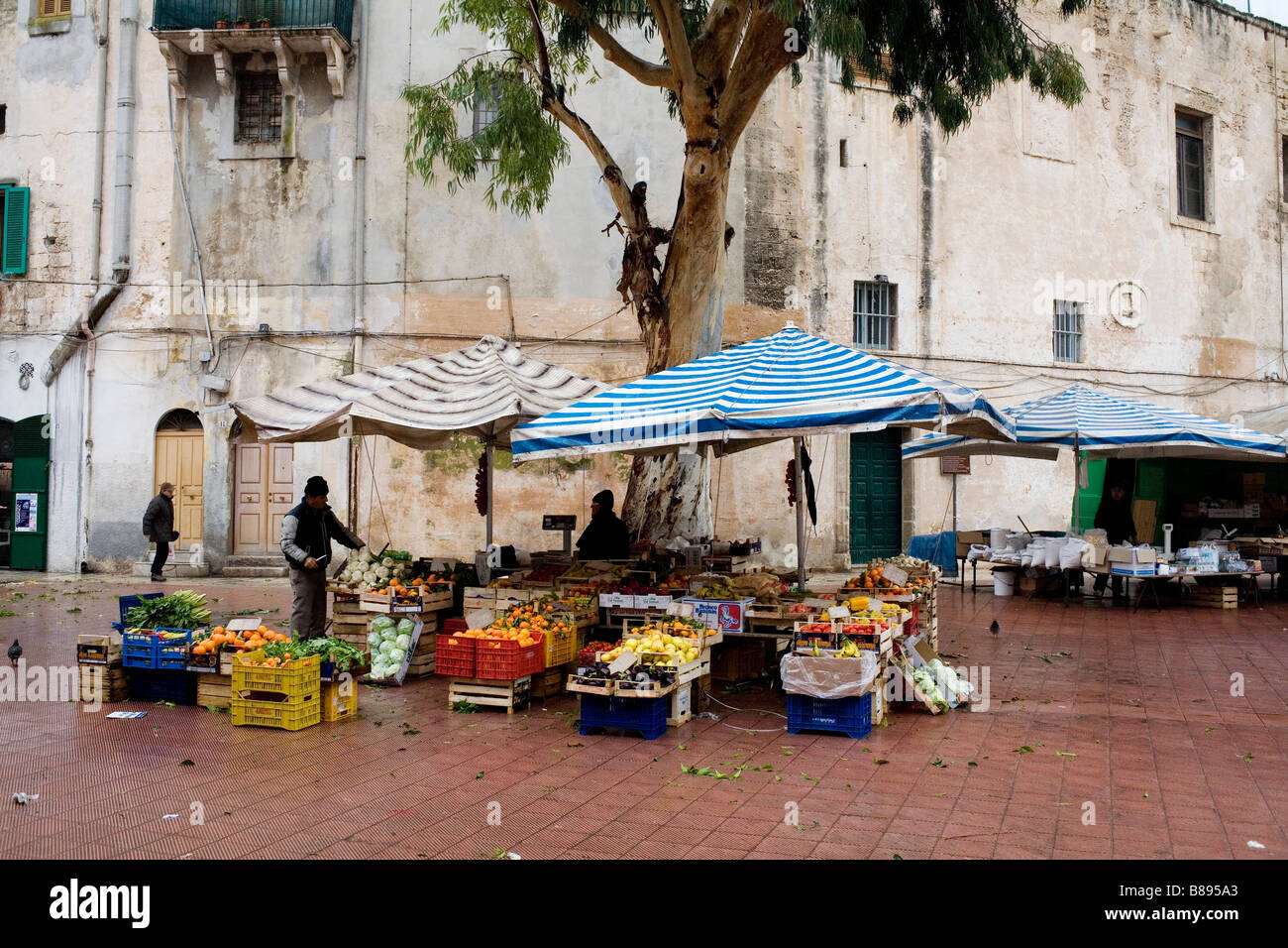 Los puestos de mercado en Monopoli, en el sur de Italia. Foto de stock