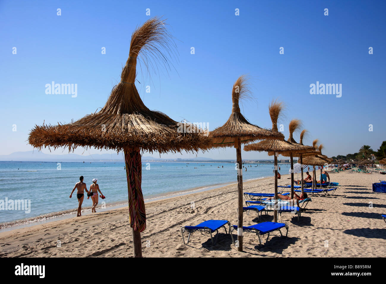 Playa sombrilla sombrillas en la playa, el Puerto de la ciudad de Alcudia  Mallorca Islas Baleares España Mar Mediterráneo Fotografía de stock - Alamy