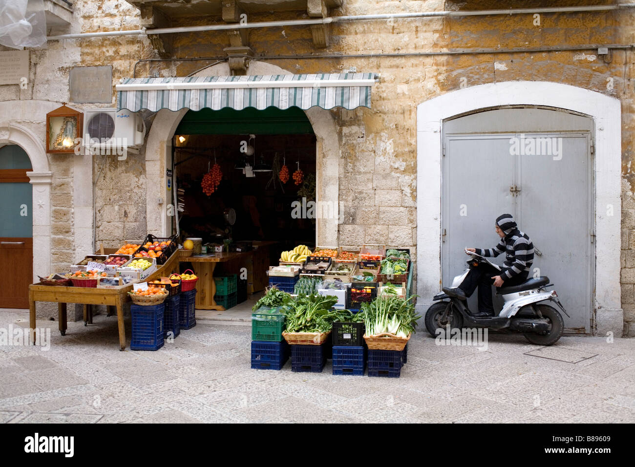 Un almacén de frutas y verduras en Bari Vecchia, en el sur de Italia. Foto de stock