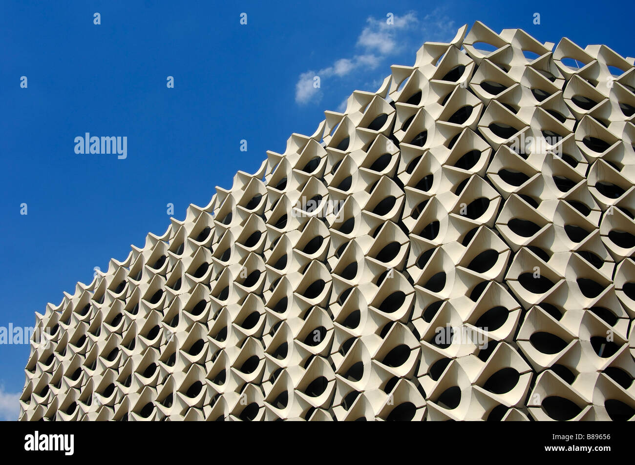 Elementos estructurales en forma de rombo en la parte exterior de la City Music Hall, Chemnitz, en Sajonia, Alemania Foto de stock