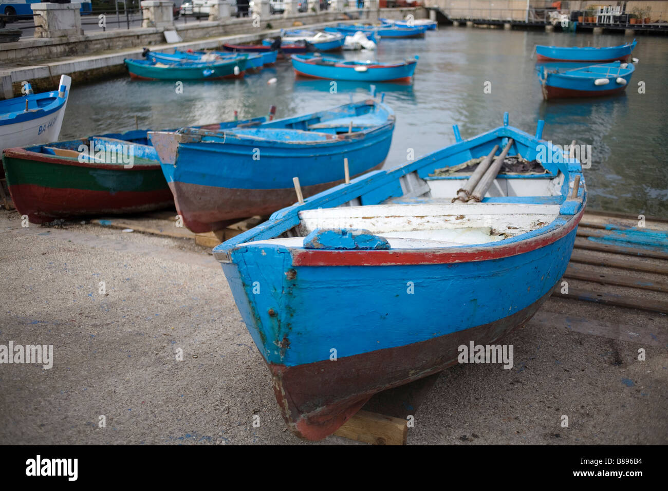 Los barcos de pesca en el puerto de Bari, en el sur de Italia. Foto de stock