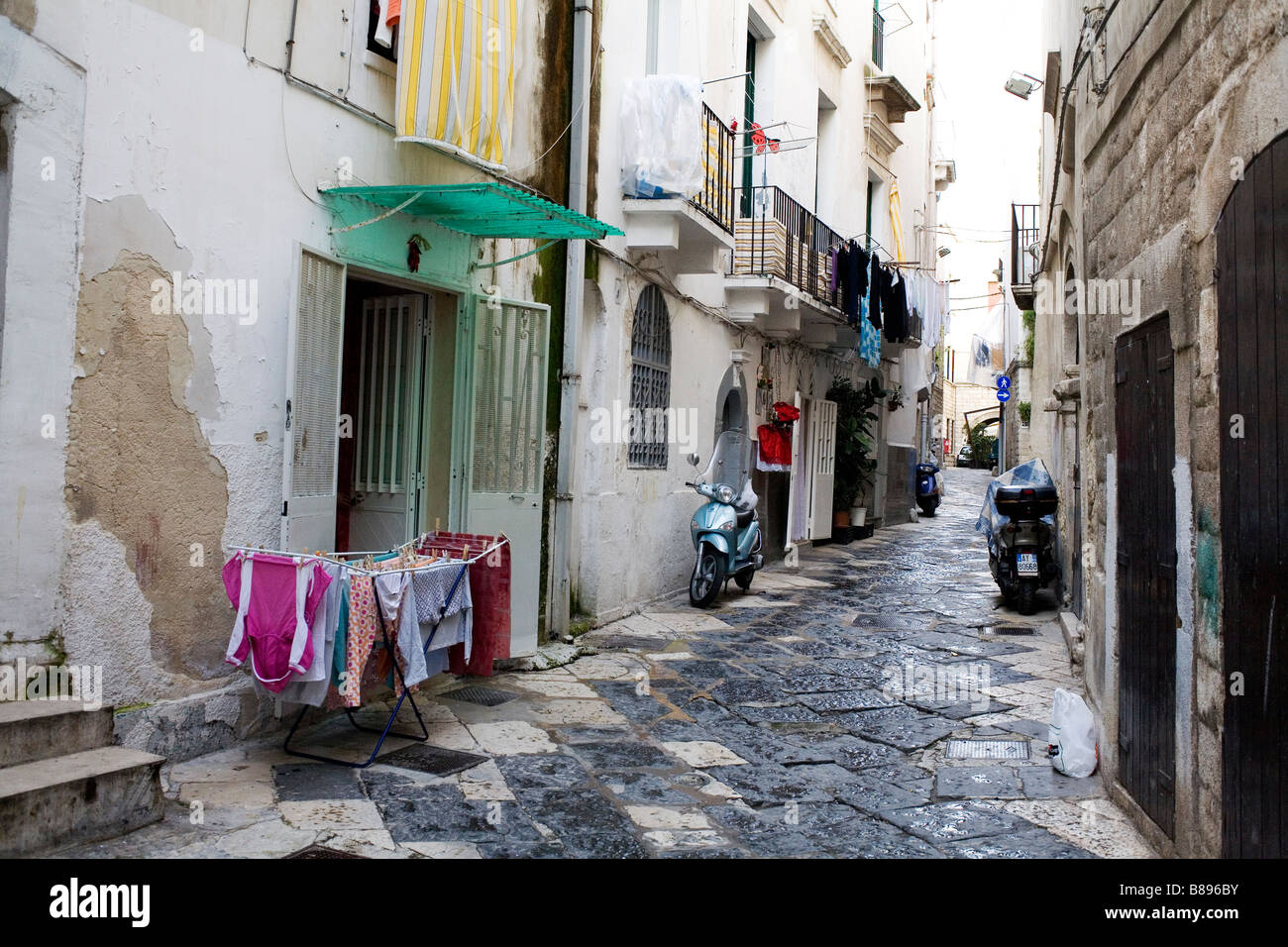 Una calle de Bari Vecchia, en el sur de Italia Foto de stock