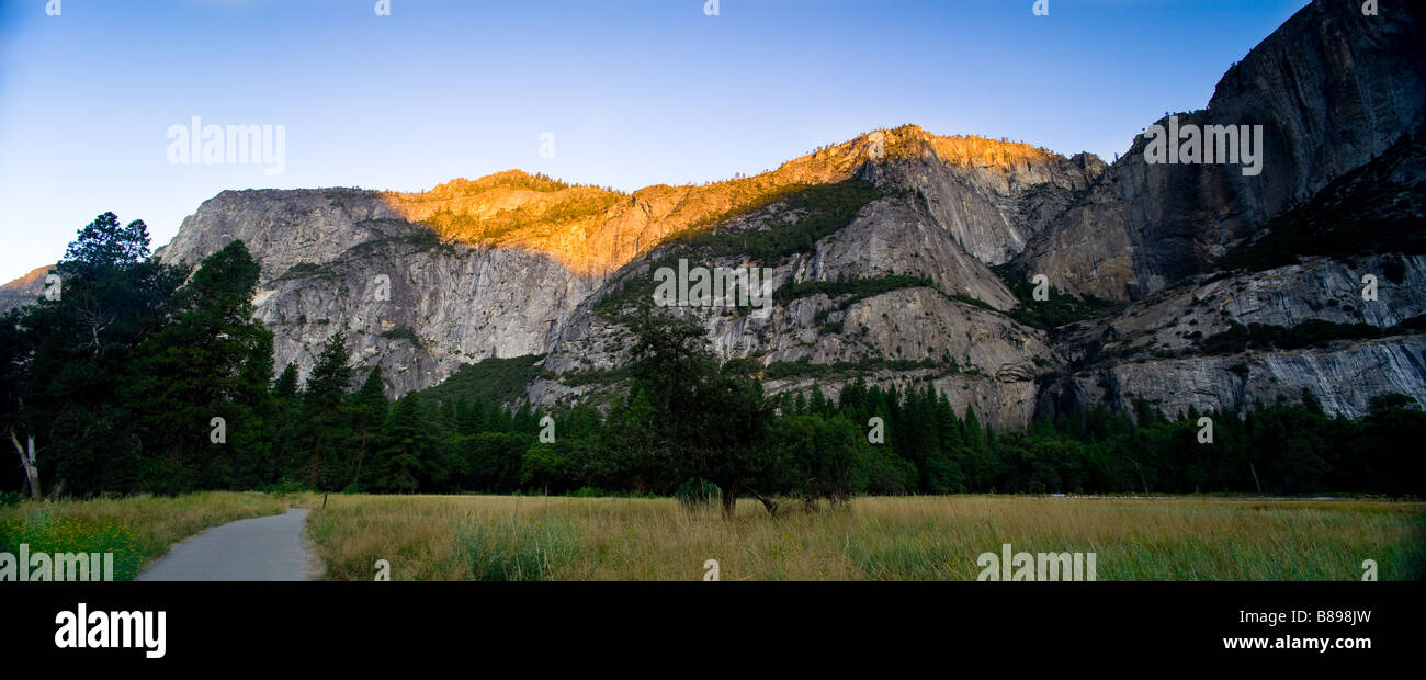 Vista panorámica de praderas rodeadas de montañas en el valle, el Parque Nacional Yosemite, California, EE.UU. Foto de stock