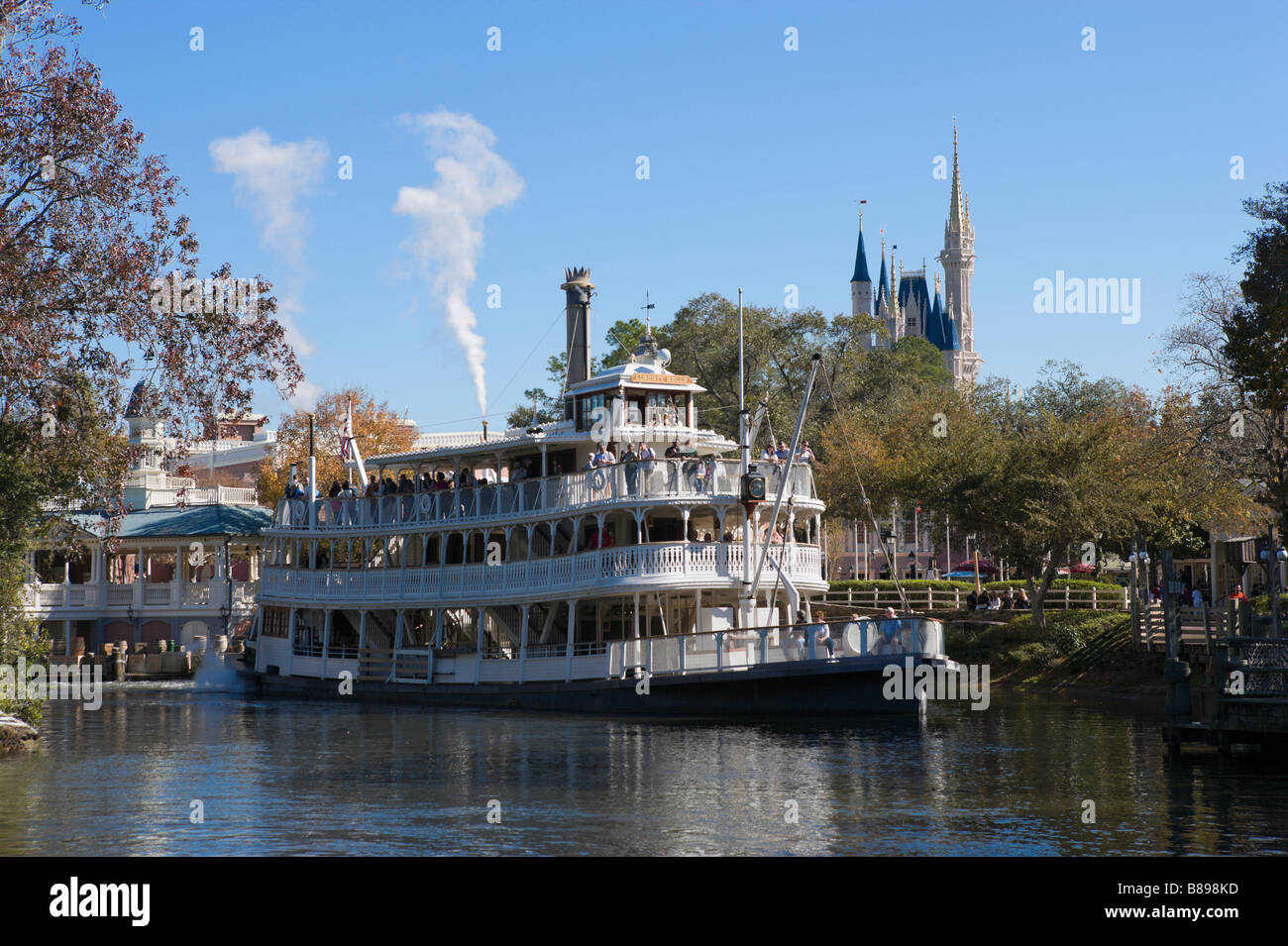 Liberty Square Riverboat enfrente de Cinderella Castle Magic Kingdom, Walt Disney World Resort, Orlando, Florida, EE.UU. Foto de stock