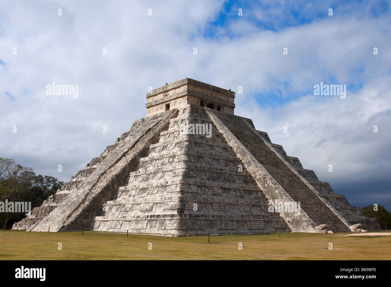 Anicent pirámide maya en Chichen Itzá México Foto de stock