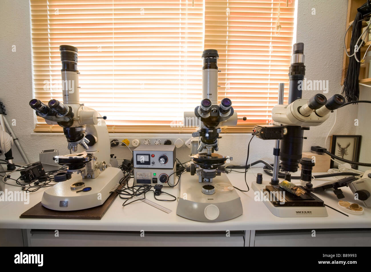 El laboratorio de ciencias de microscopio Zeiss Wild Leica ámbitos Foto de stock