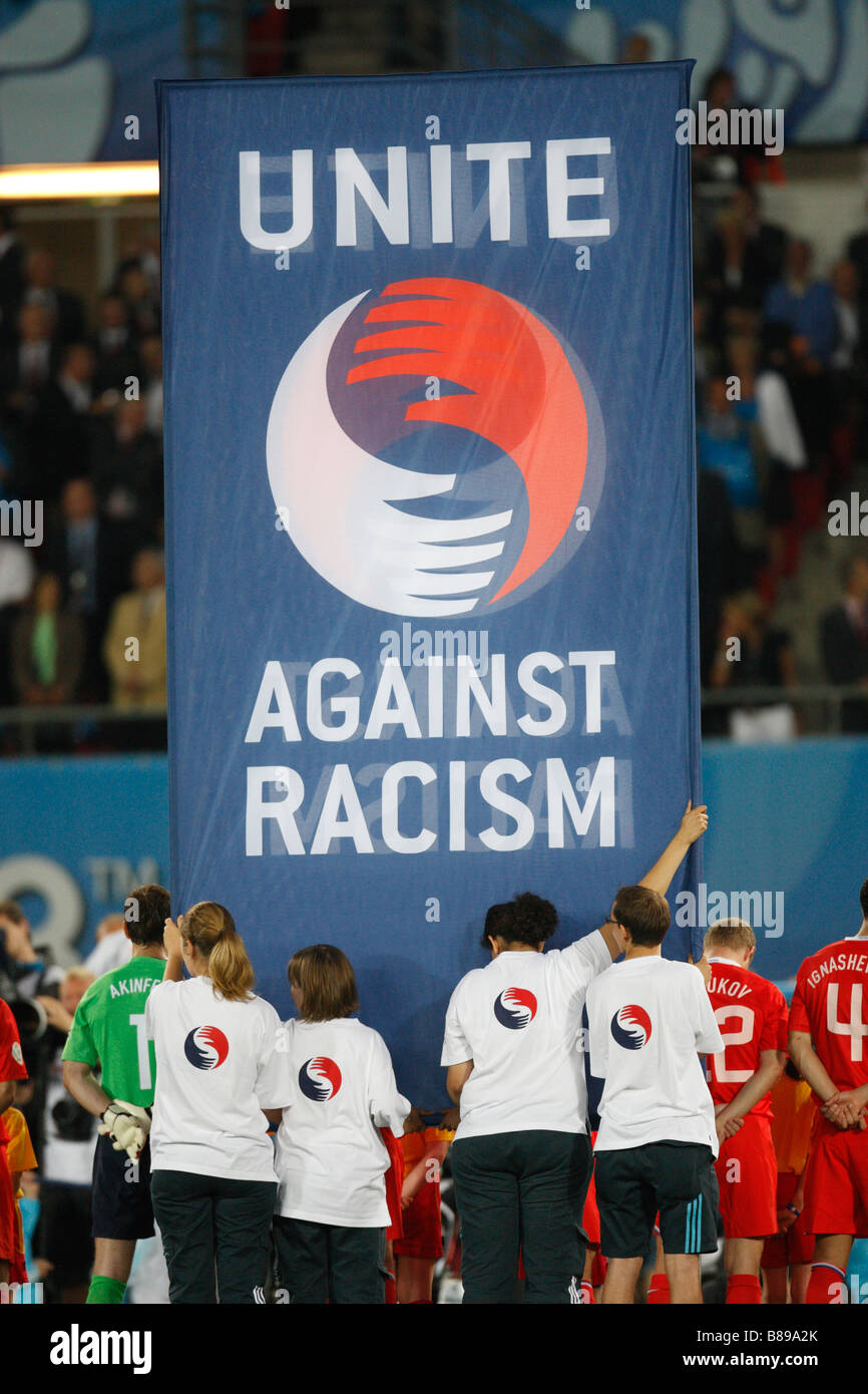 Un signo de unirse contra el racismo se muestra antes del comienzo de la semifinal de la UEFA EURO 2008 partido entre España y Rusia. Foto de stock