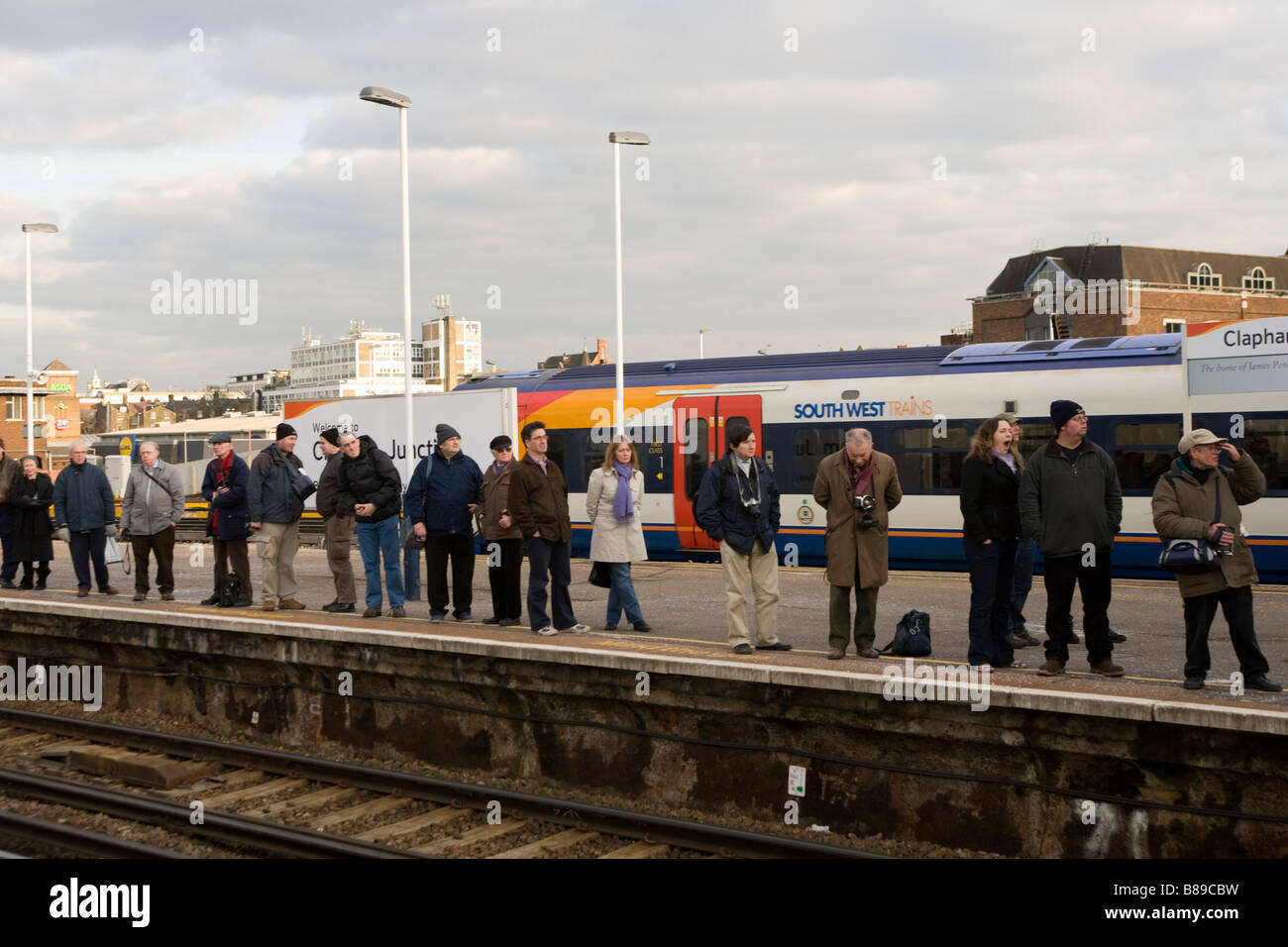 Tren spotters en Clapham Junction, esperando el "tornado" un motor de vapor Pimienta1 una locomotora de vapor del Pacífico Foto de stock