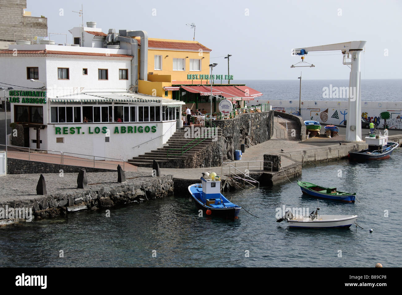 Los Abrigos con un pequeño puerto pesquero y ciudad conocida por restaurantes de pescado en el sur de Tenerife, Canarias barco pesquero en Fotografía de stock - Alamy