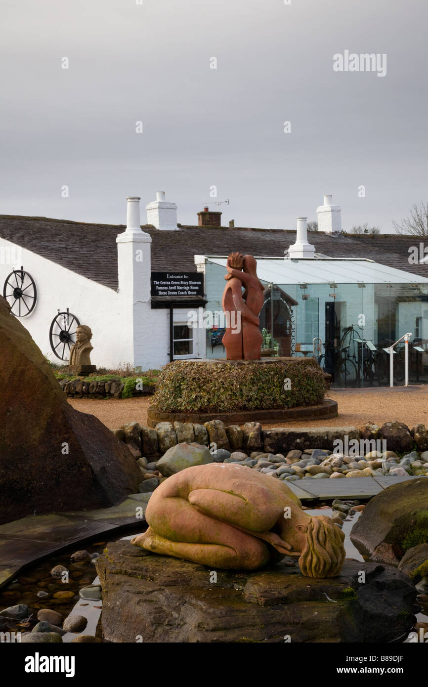 Los edificios, patios y estatuas en Gretna Green para la celebración de bodas, Dumfriesshire, Escocia, Reino Unido Foto de stock