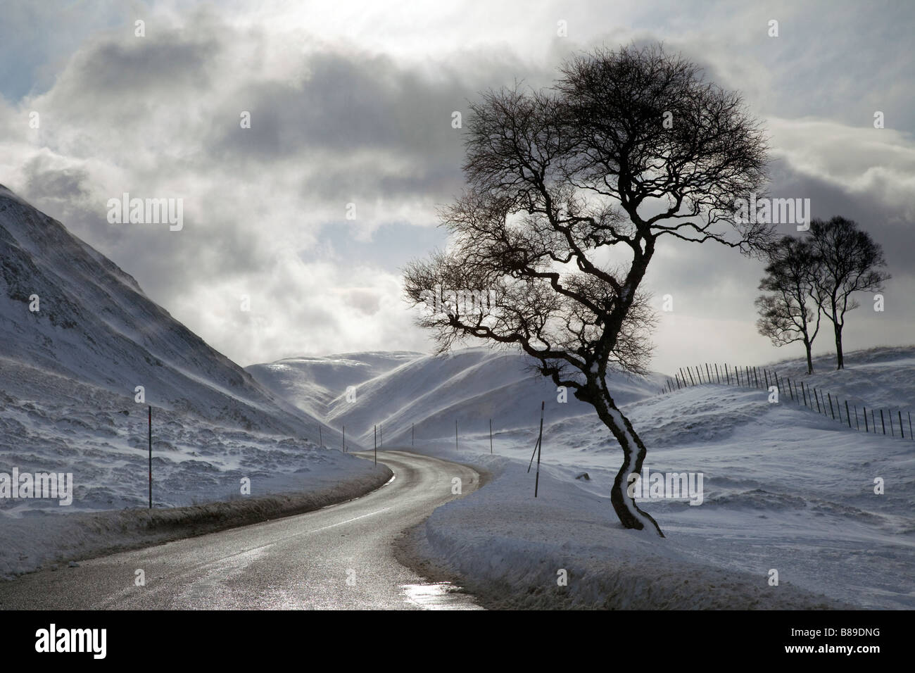 Carreteras de invierno escocesas, ascenso a la zona de esquí de Glenshee, Cairnwell Pass en la A93 entre Glenshee y Braemar, Parque Nacional Cairngorms, Escocia, Reino Unido Foto de stock