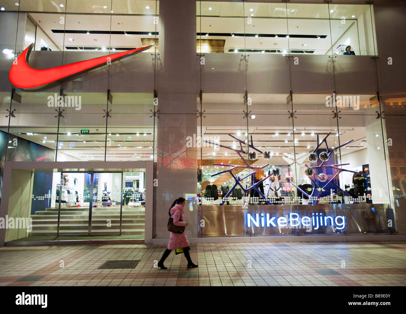 El exterior vista de noche flagship store de Nike en la calle en el centro de Pekín Fotografía de stock - Alamy