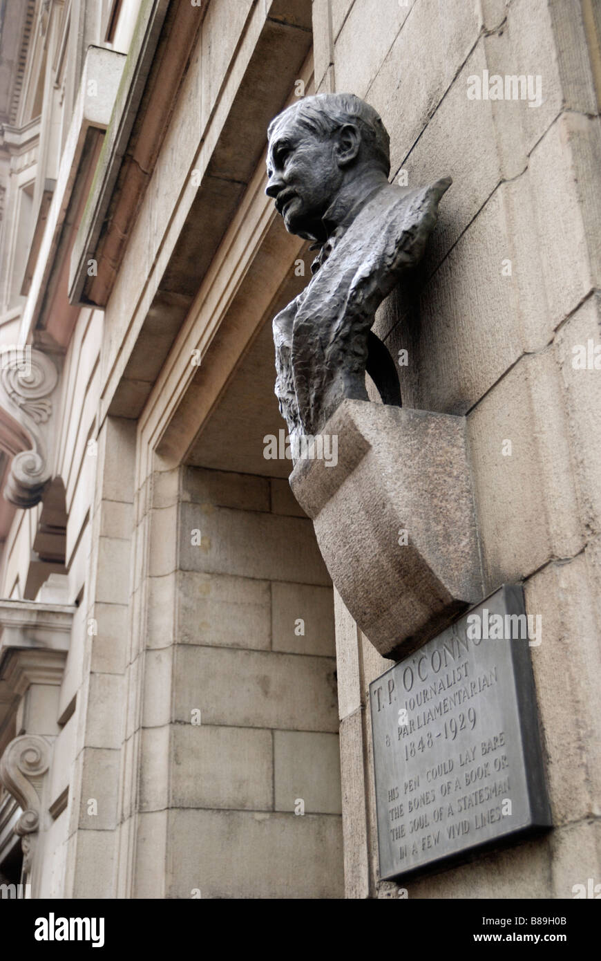 Busto de bronce para conmemorar el parlamentario y periodista T P O'Connor en The Strand Londres Foto de stock