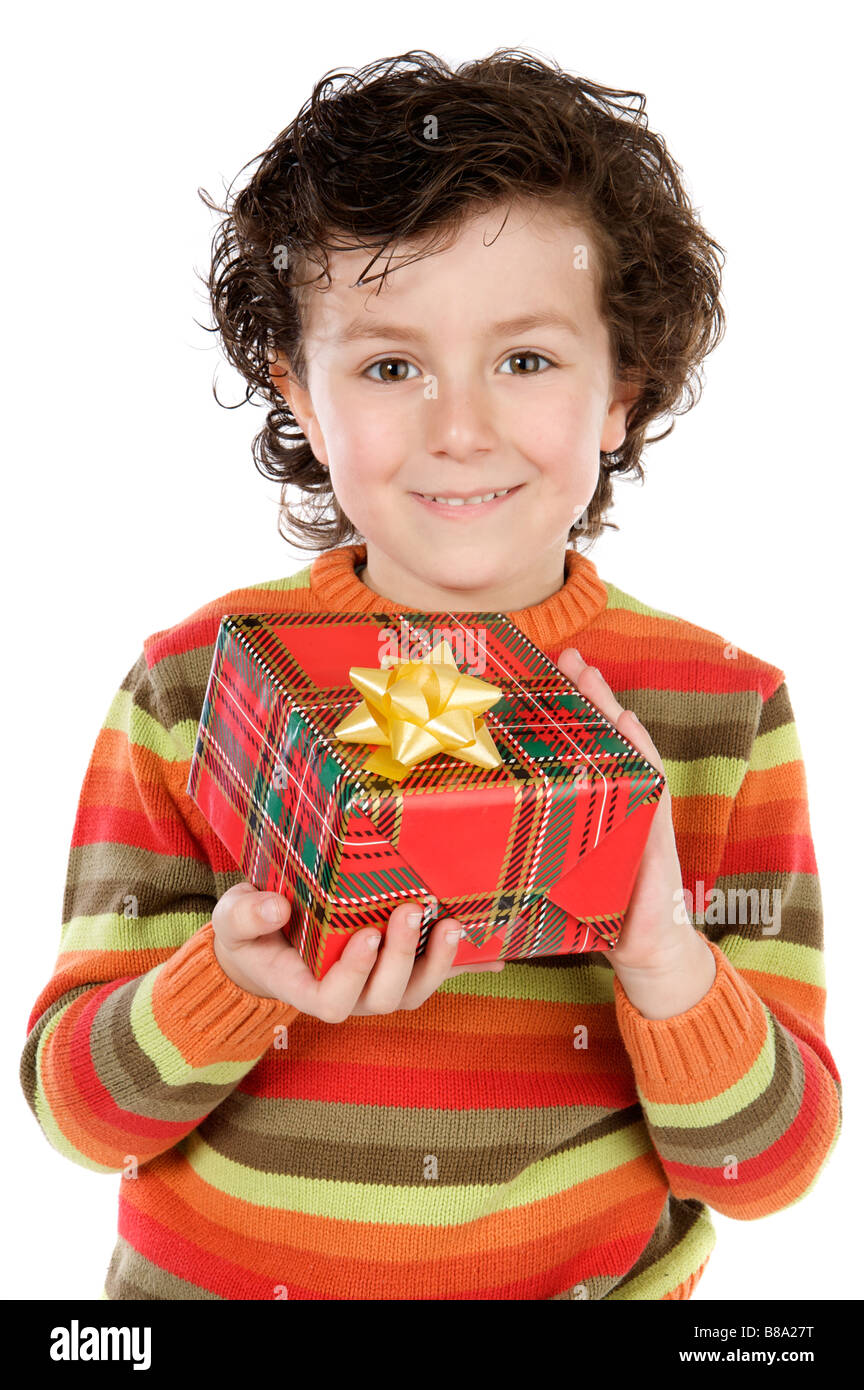 Niño con una caja de regalo a ver fondo blanco. Foto de stock