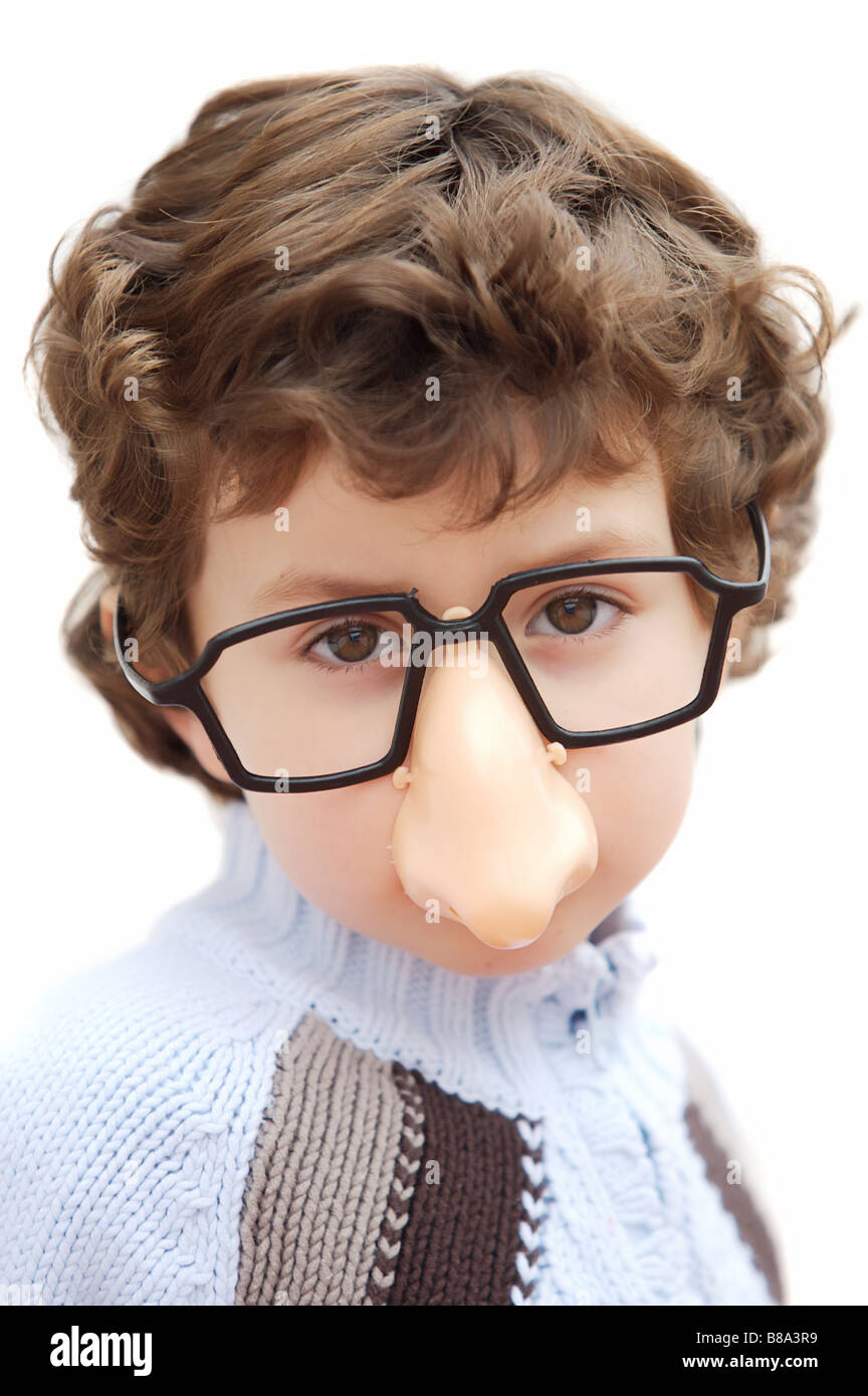 Una foto de una adorable chico con gafas y nariz de juguete Fotografía de  stock - Alamy