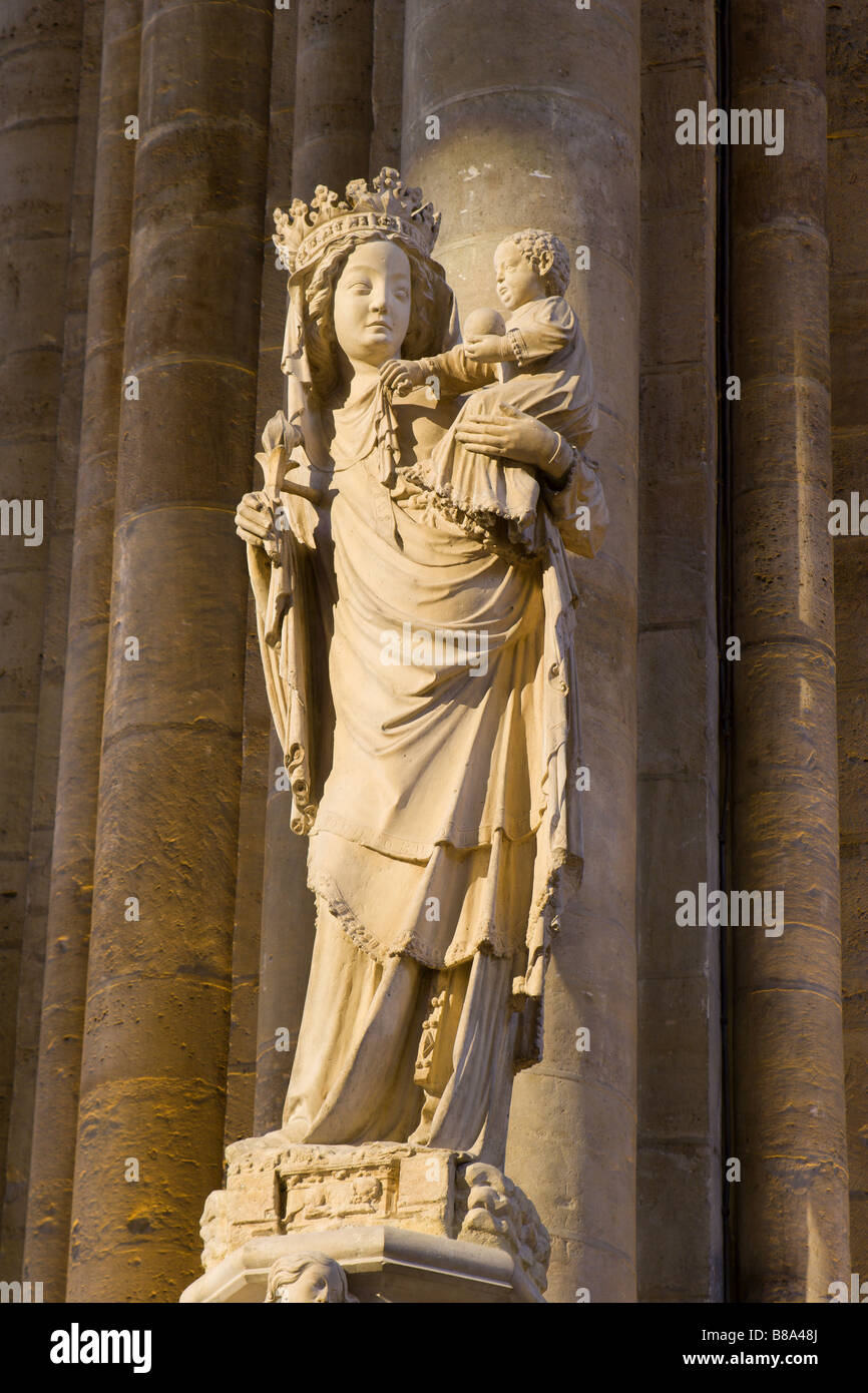 Paris. La estatua de Santa María de la catedral de NotreDame