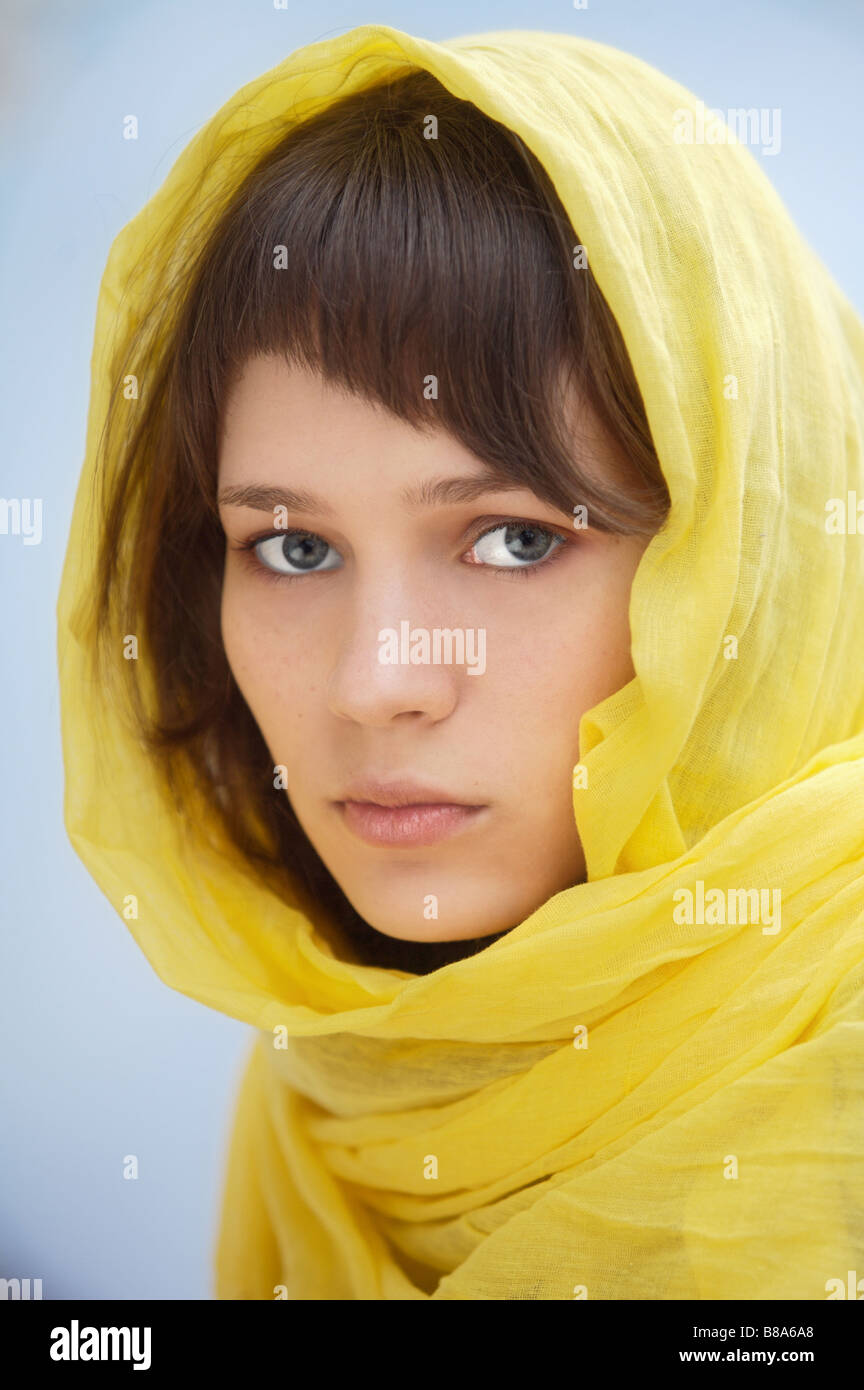 Mujer atractiva con velo en la cabeza un sobre fondo azul se centran en el  ojo Fotografía de stock - Alamy