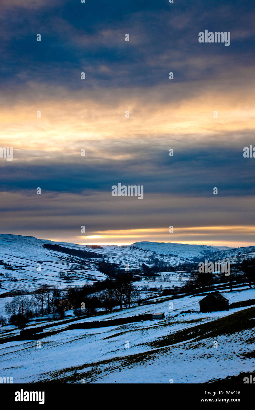 Puesta de sol de invierno cerca Reeth Swaledale Yorkshire Dales National Park Foto de stock