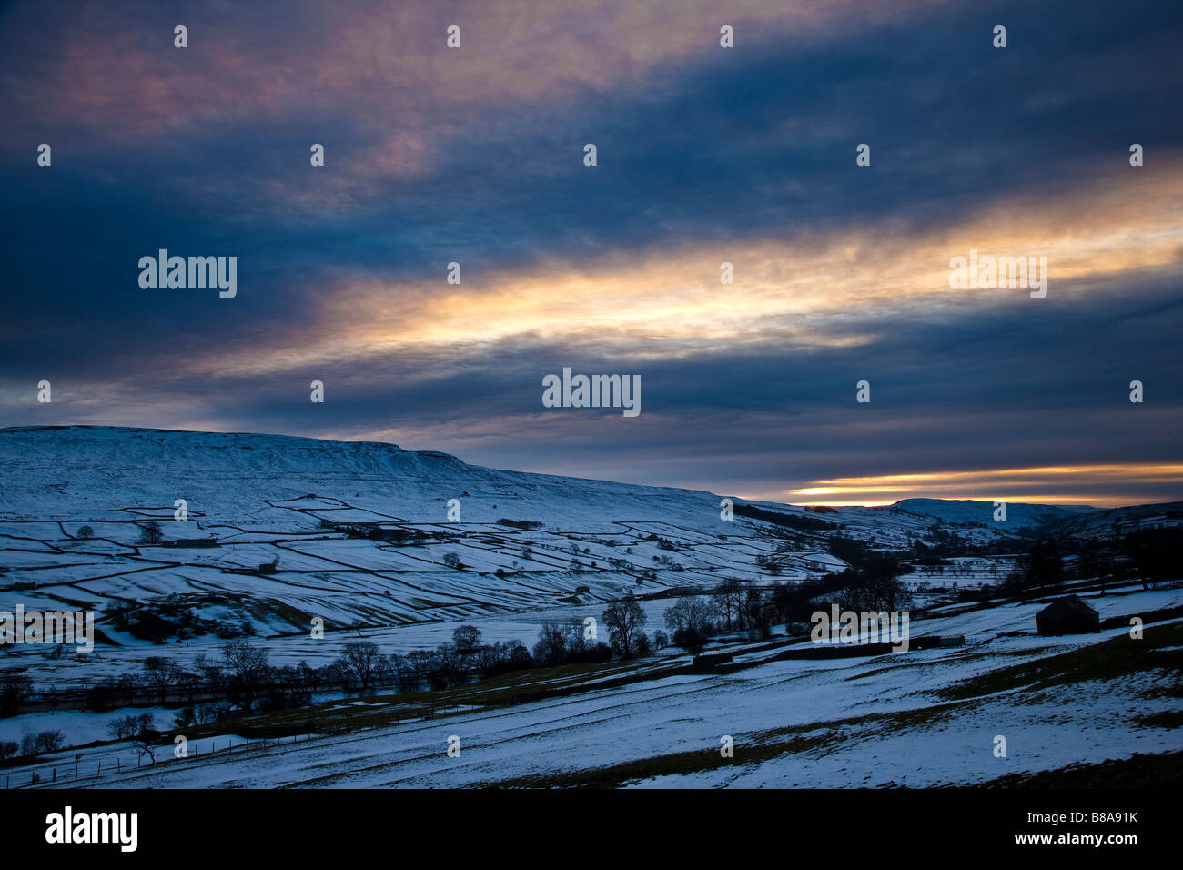 Puesta de sol de invierno cerca Reeth Swaledale Yorkshire Dales National Park Foto de stock
