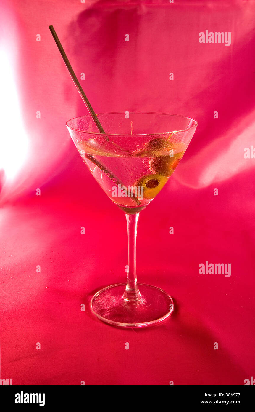Dos aceitunas españolas y un Swizzle Stick en un vodka martini agitado, sin mezclar Foto de stock