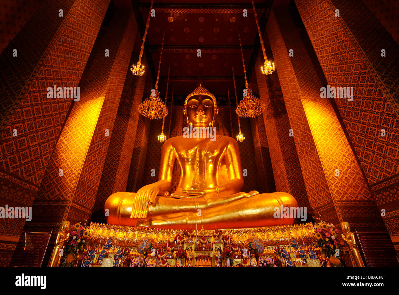 Wat Kalayanamit templo que contiene el mayor buda sentado en Tailandia - Bangkok Foto de stock