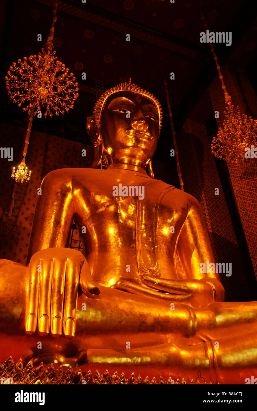Wat Kalayanamit templo que contiene el mayor buda sentado en Tailandia - Bangkok Foto de stock