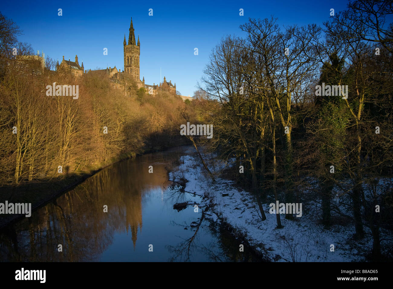 La Universidad de Glasgow desde el Río Kelvin en invierno, la nieve Foto de stock